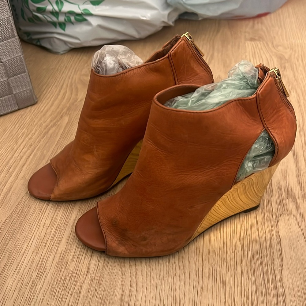 Jessica Simpson leather wedge heels. Size 7. Gold heel. Camel color